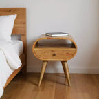 Table de chevet ovale en bois massif naturel à un tiroir