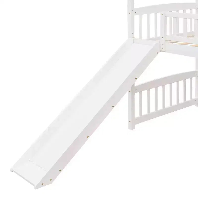 Lit mezzanine pour enfants avec toboggan et espace de jeu en dessous