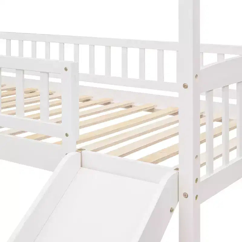 Lit mezzanine pour enfants avec toboggan et espace de jeu en dessous
