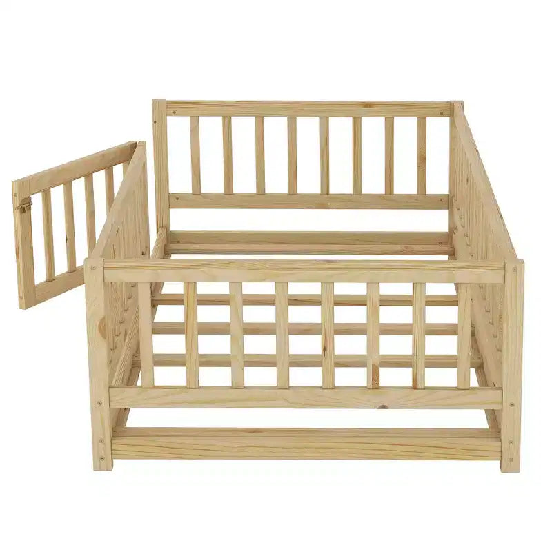 Lit au sol avec sommier à lattes, lit pour enfants en bois massif avec clôture et porte, lit sûr pour le jeu et le sommeil