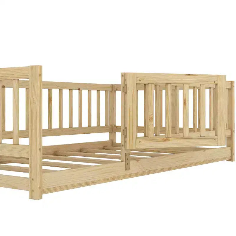 Lit au sol avec sommier à lattes, lit pour enfants en bois massif avec clôture et porte, lit sûr pour le jeu et le sommeil