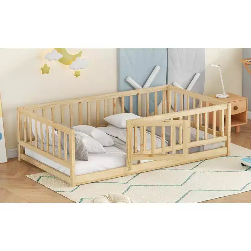 Lit au sol avec sommier à lattes, lit pour enfants en bois massif avec clôture et porte, lit sûr pour le jeu et le sommeil