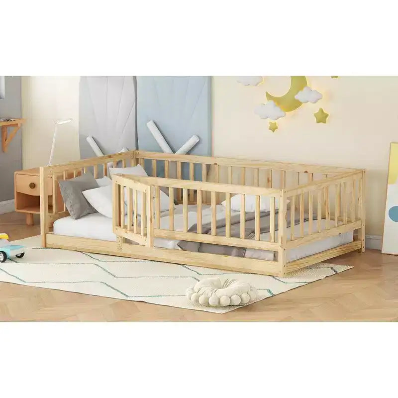 Lit au sol avec sommier à lattes, lit pour enfants en bois massif avec clôture et porte, lit sûr pour le jeu et le sommeil