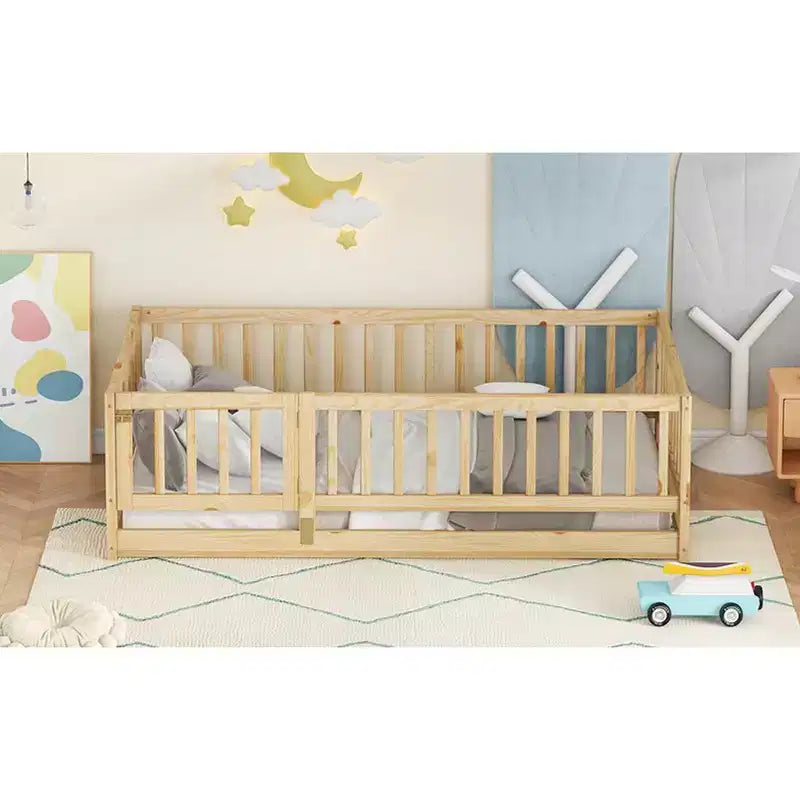 Lit au sol avec sommier à lattes, lit pour enfants en bois massif avec clôture et porte, lit sûr pour le jeu et le sommeil