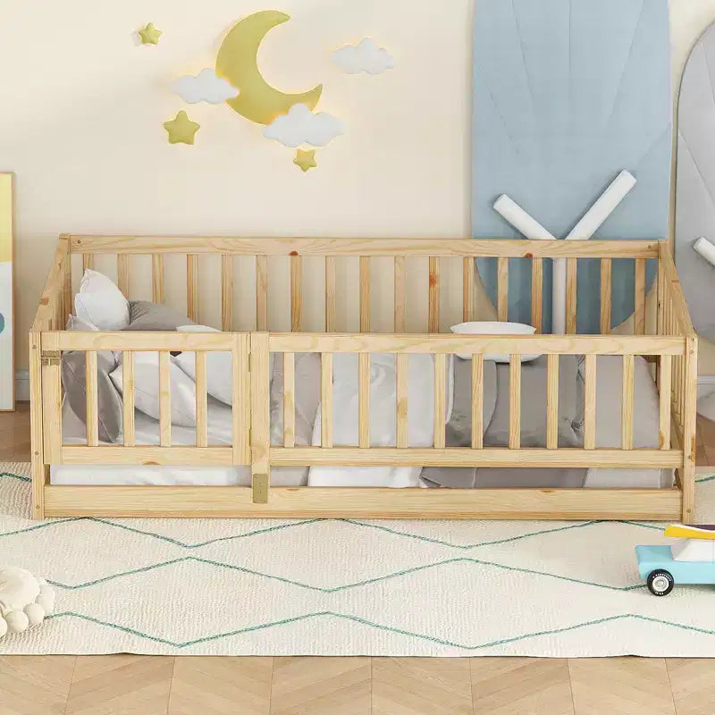 Lit au sol avec sommier à lattes, lit pour enfants en bois massif avec clôture et porte, lit sûr pour le jeu et le sommeil