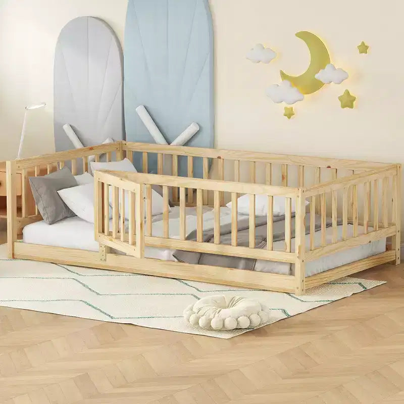 Lit au sol avec sommier à lattes, lit pour enfants en bois massif avec clôture et porte, lit sûr pour le jeu et le sommeil