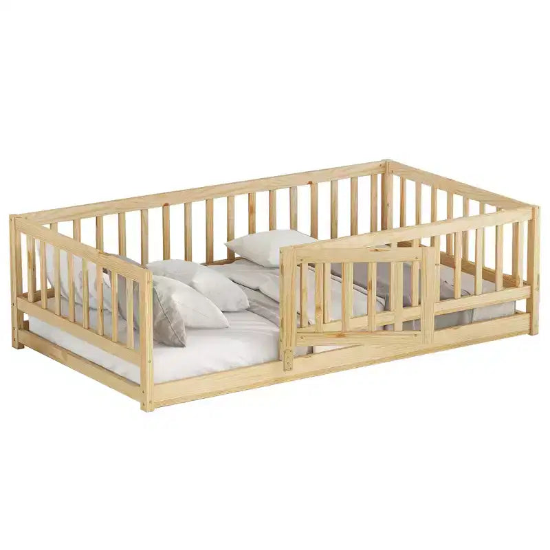 Lit au sol avec sommier à lattes, lit pour enfants en bois massif avec clôture et porte, lit sûr pour le jeu et le sommeil