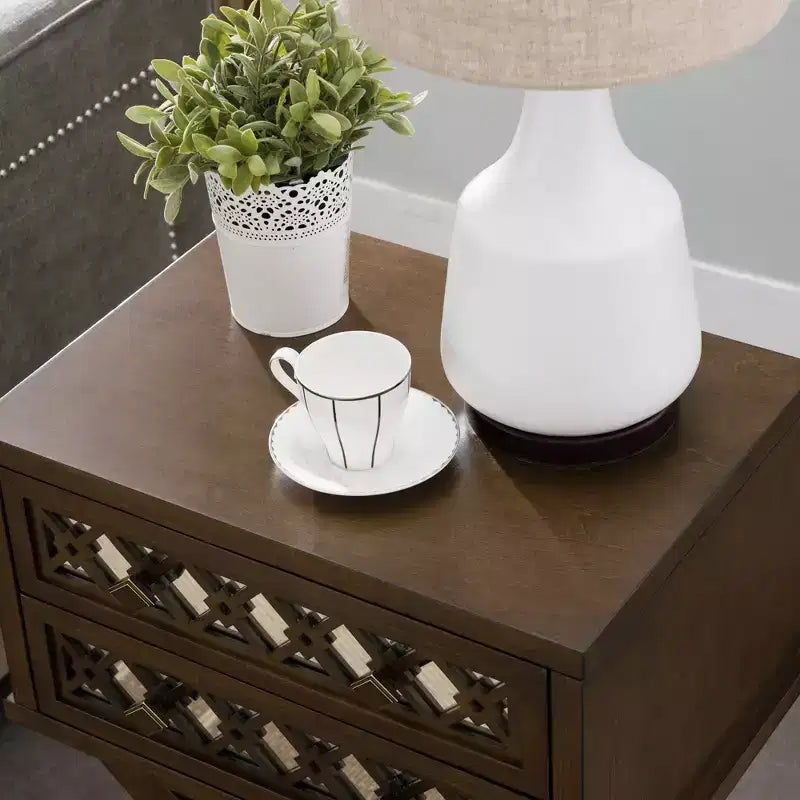 Table de chevet/d'appoint en noyer avec base en X et motif filigrane en losange miroité