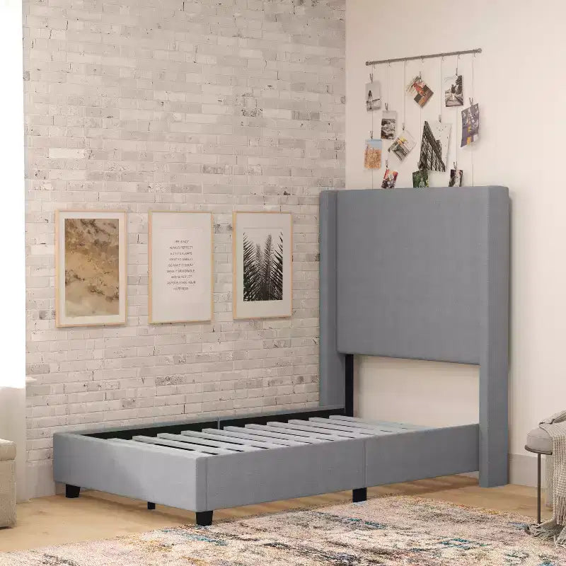 Lit plate-forme capitonné avec tête de lit à dossier ailé et coutures verticales, sommier inclus