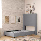 Lit plate-forme capitonné avec tête de lit à dossier ailé et coutures verticales, sommier inclus