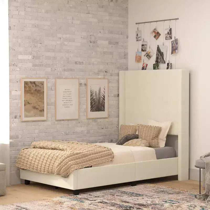 Lit plate-forme capitonné avec tête de lit à dossier ailé et coutures verticales, sommier inclus