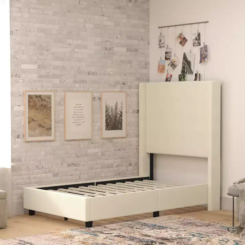 Lit plate-forme capitonné avec tête de lit à dossier ailé et coutures verticales, sommier inclus